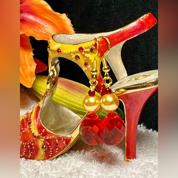 Yellow pearl and Red crystal drop Earrings - Picture 4 of 9